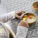 お皿の外への食べこぼしを防止『上手にすくえる ぱくぱくスプーン&キャッチャー』新発売!