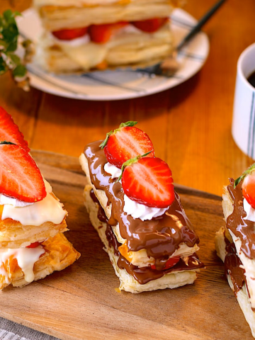 サクサクしたパイにチョコレートを塗り、クリームを絞って...