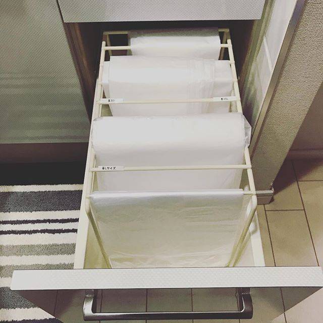 lavender_rose_A on Instagram: “前はセリアの収納ケースにいれていたけど、取り出しづらいので、これで落ち着いています。見た目はケースには劣るけど、ラク😃  #ゴミ袋収納 #ゴミ袋 #収納 #整理整頓 #整理収納 #片付け #すっきり暮らす #丁寧な暮らし #シンプルライフに憧れる #シンプルな暮らし…” (144376)