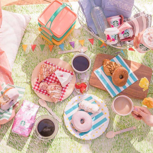 スターバックス公式 on Instagram: “ぽかぽか陽気はお庭で春パーティー🌸#さくらストロベリーピンクミルクラテ #スターバックススプリングシーズンブレンド #さくらドーナツ #さくらシフォンケーキ #アメリカンストロベリーチーズケーキ #🌸 #🍓 #スターバックス” (146040)