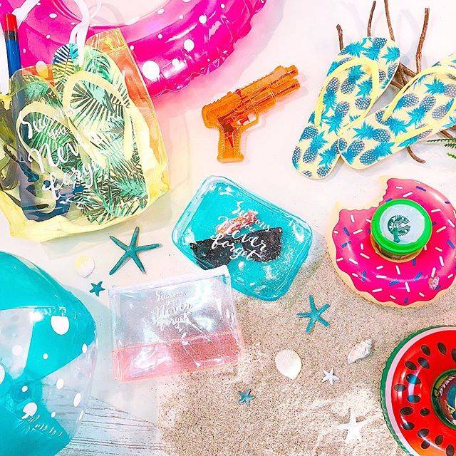 cando/キャンドゥ on Instagram: “明るいカラーのビーチグッズで夏の準備万端！ #クリアフリーケース マチ付 ラメカラー #クリアポーチ M ラメカラー #クリアトートバッグ Ｌ カラー #ビーチボール #浮き輪 #ダブルショットウォーターガン #ジュニア用スノーケル #フロートドリンクホルダー #ドーナツ…” (155414)