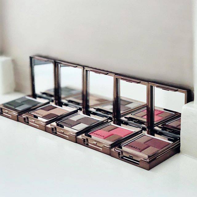 ＬＵＮＡＳＯＬ on Instagram: “ＬＵＮＡＳＯＬ 指で混ぜて使うアイシャドウ！ 溶けるようになめらかで、自在に調節できる✨ そして小さいのにミラー付きなんて！ ❤︎メルティングカラーアイズ❤︎ ・ 本日より全国発売開始！ ・ #lunasol #ルナソル #メルティングカラーアイズ…” (166255)