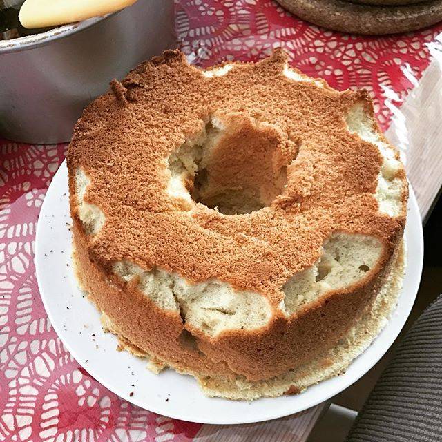 Junko Sakaguchi on Instagram: “*娘から目を離してる隙に、食い散らかされたシフォンケーキ🙀🌀*昨日夜な夜な作って、これからママ友にお裾分けしようと思ってるのに😭😭#シフォンケーキ#手作り#ケーキ#ママ友#つまみぐい#というより本気食い#子供のいたずら#ア然#娘#1歳9ヶ月 #食べ物好きな人と繋がりたい” (197664)