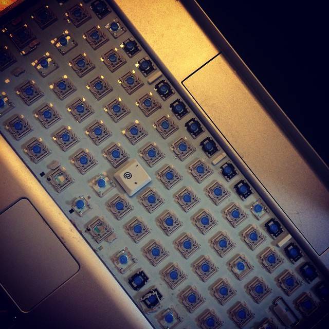 野々垣 弘子 ラニズ on Instagram: “ある日の残骸…ちーん。#ノートパソコン#残骸#子供のいたずら#程がある#new pc#軽量パソコン欲しい” (197698)