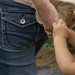 愛情不足のサイン？ 子どもが“赤ちゃん返り”を起こす原因と対処法