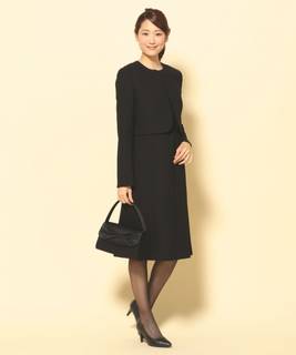 デザイン：襟ぐりにレースをあしらい、程よいアクセントに...