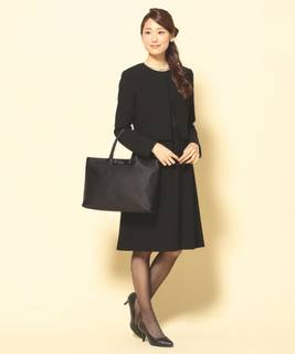 デザイン：襟ぐりに切替のみのシンプルなジャケットと、ワ...