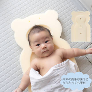 赤ちゃんを優しくサポートし、寝かせたまま洗えます。水は...